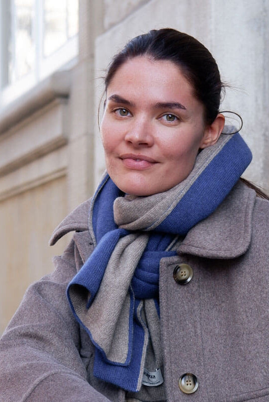 Tvåfärgad kashmirsjal i klassiskt blått och naturligt taupe, designad för en elegant och tidlös look.