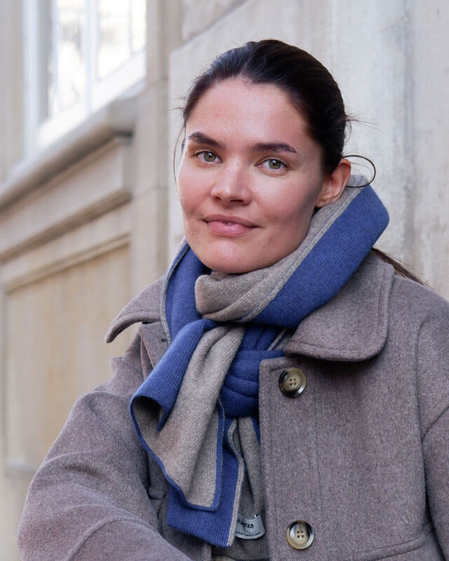 To-farvet cashmere halstørklæde i klassisk blå og naturlig taupe, stylet til et elegant og tidløst look.