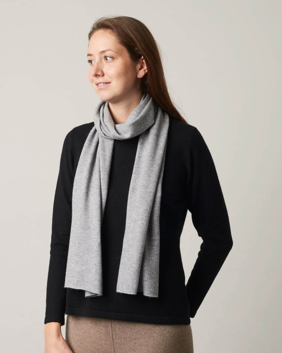 Kvinde iført Undarmaa's lette cashmere tørklæde i lys grå
