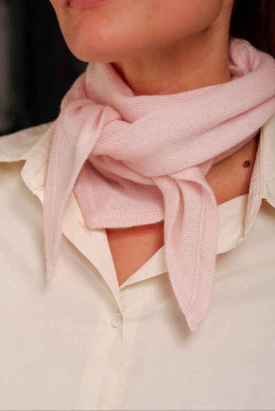 Nærbillede af blush pink cashmere tørklæde med diskret kant.