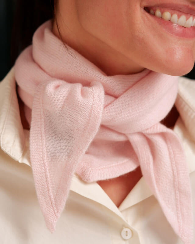 Model iført blush pink cashmere tørklæde med fin kant.