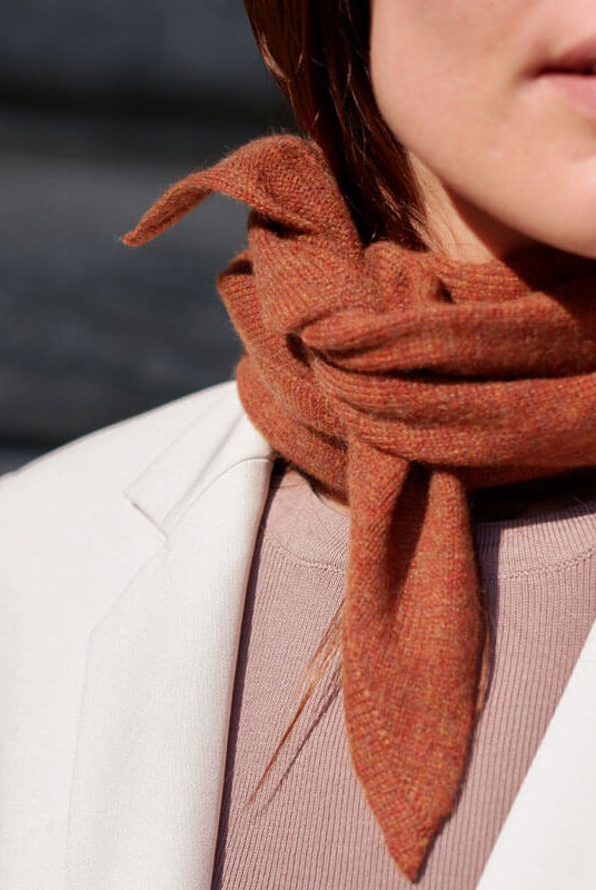 Nærbillede af trekantet cashmere tørklæde i farven Fall Brown.