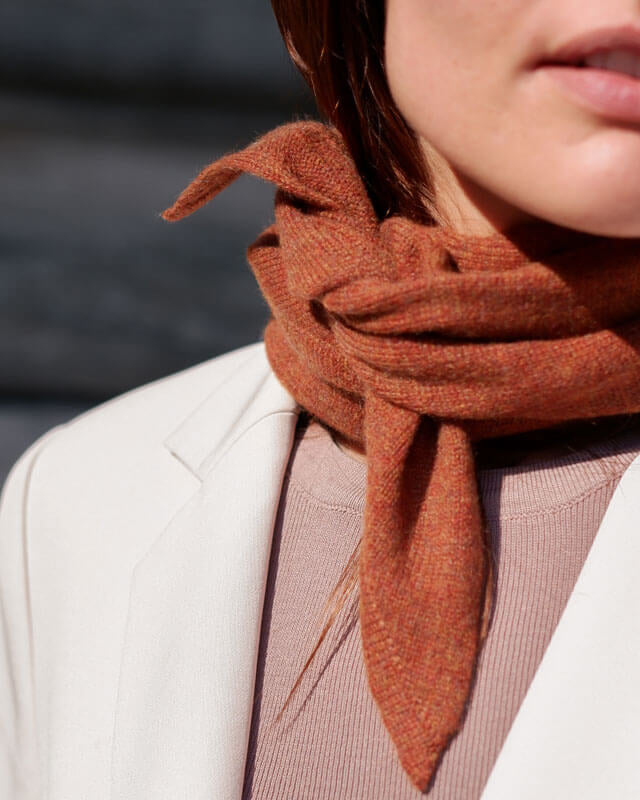 Nærbillede af trekantet cashmere tørklæde i farven Fall Brown.