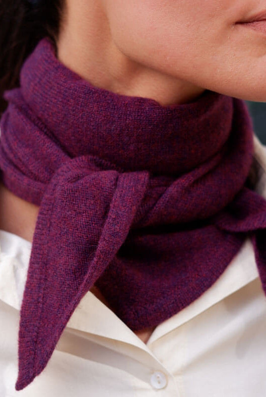 Nærbillede af trekantet cashmere tørklæde i farven Grape Purple.