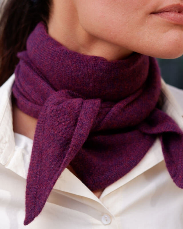 Nærbillede af trekantet cashmere tørklæde i farven Grape Purple.
