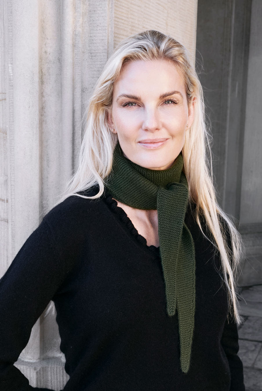 Model med Taiga cashmere trekanttørklæde i Forest green med sort bluse.