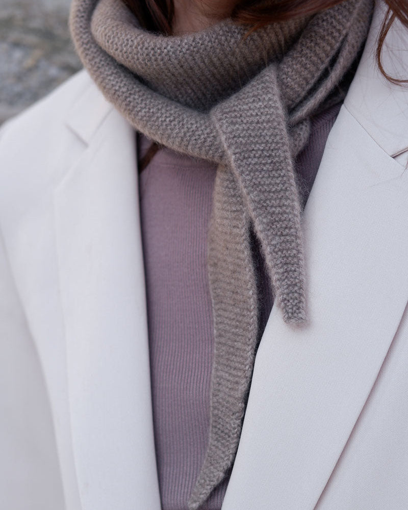 Saraana cashmere trekanttørklæde i Natural Taupe – nærbillede af knude og struktur.