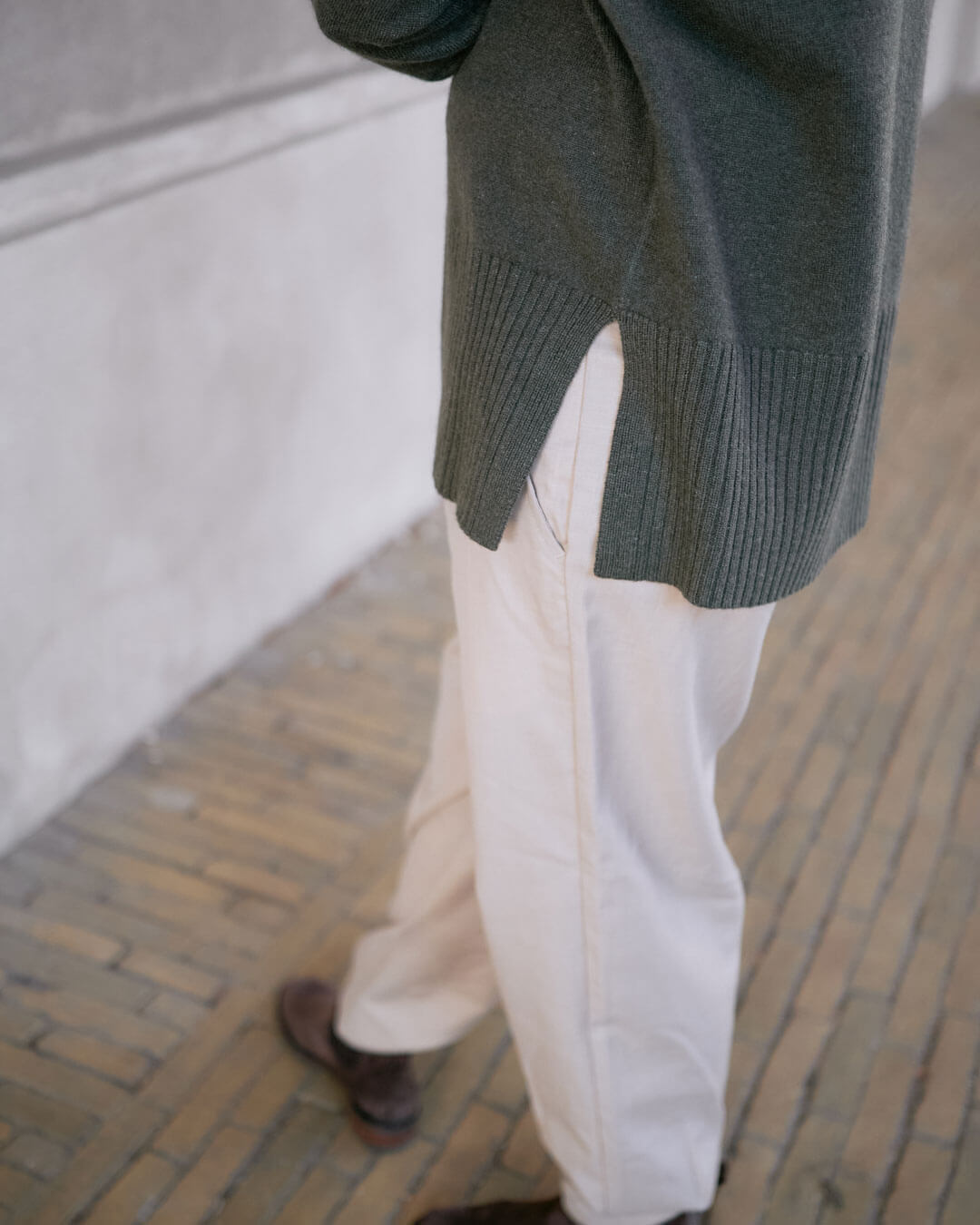 Cashmere sweater med sadelskuldre og løs pasform i army green med slids i siden