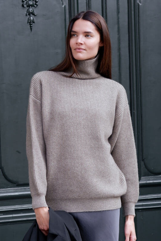 model iført mørk naturfarvet cashmere turtleneck i københavn