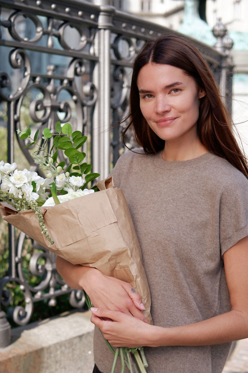 Cashmere vest i moss brown, kortærmet design, båret af model