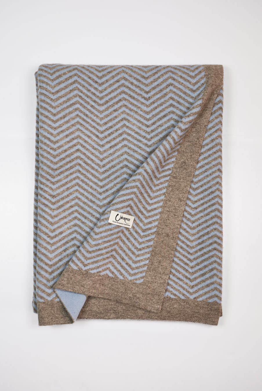Plaid i cashmere og yakuld med Undarmaa-logo, let foldet i sildemønstret design.