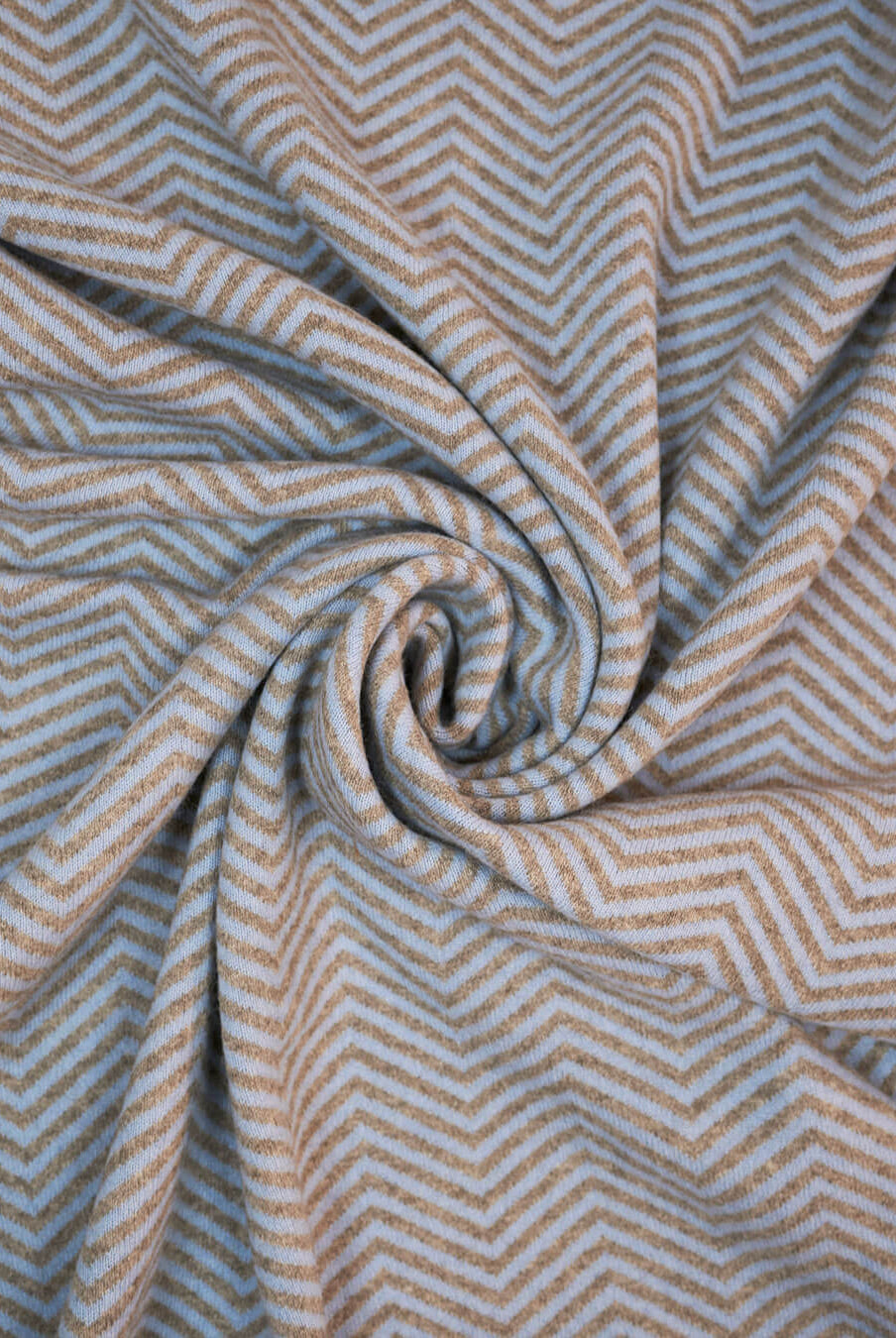 Strikket plaid i cashmere og yakuld i farverne Ice Blue og Platinum Grey, foldet og set fra oven.