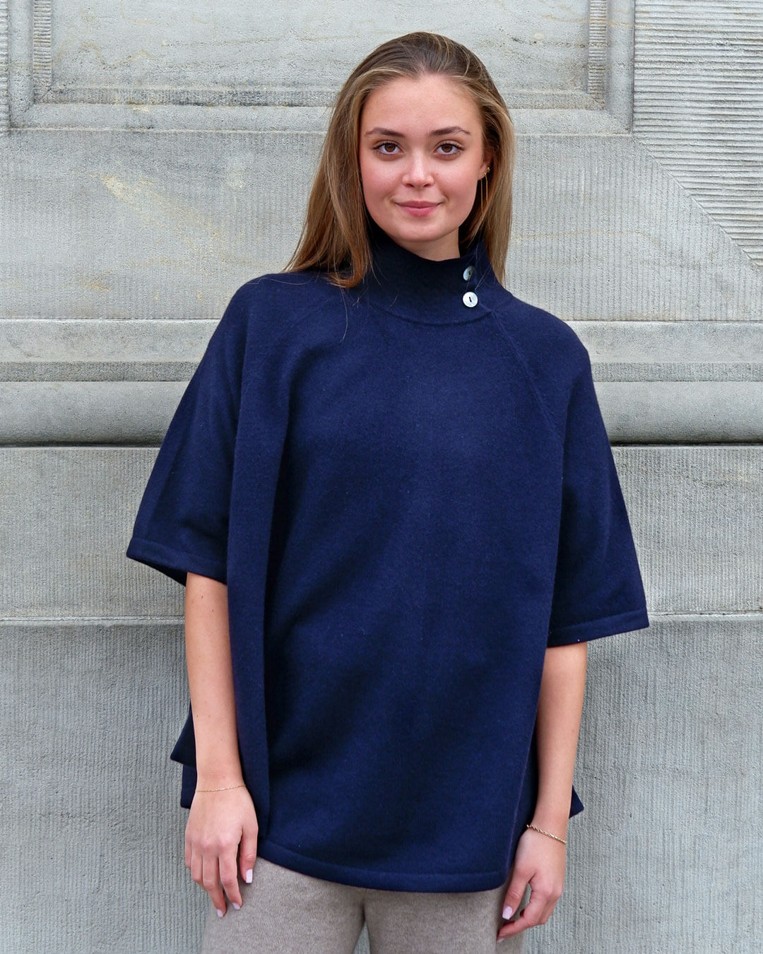 Dark navy cashmere poncho med løs pasform og elegant fald, fremstillet i Mongoliet.