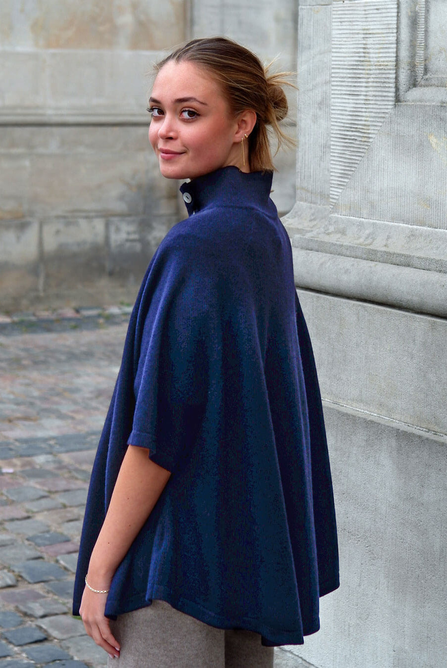 Dark navy cashmere poncho set bagfra – let drapering og naturlig pasform.