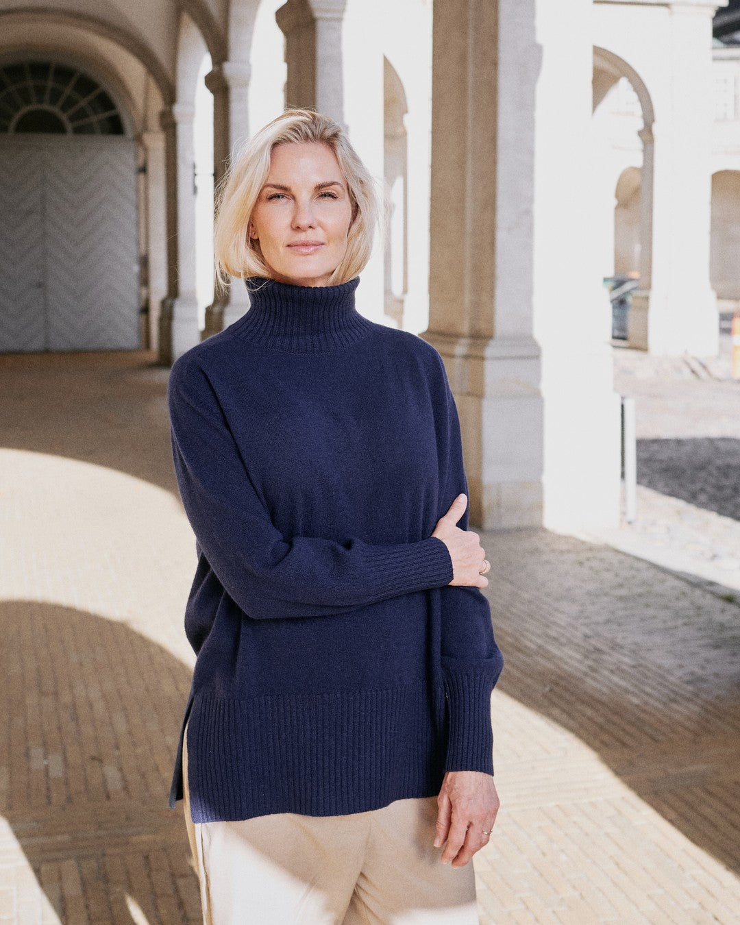 Model iført Dolgoon tunika i cobalt blue mongolsk cashmere, set forfra