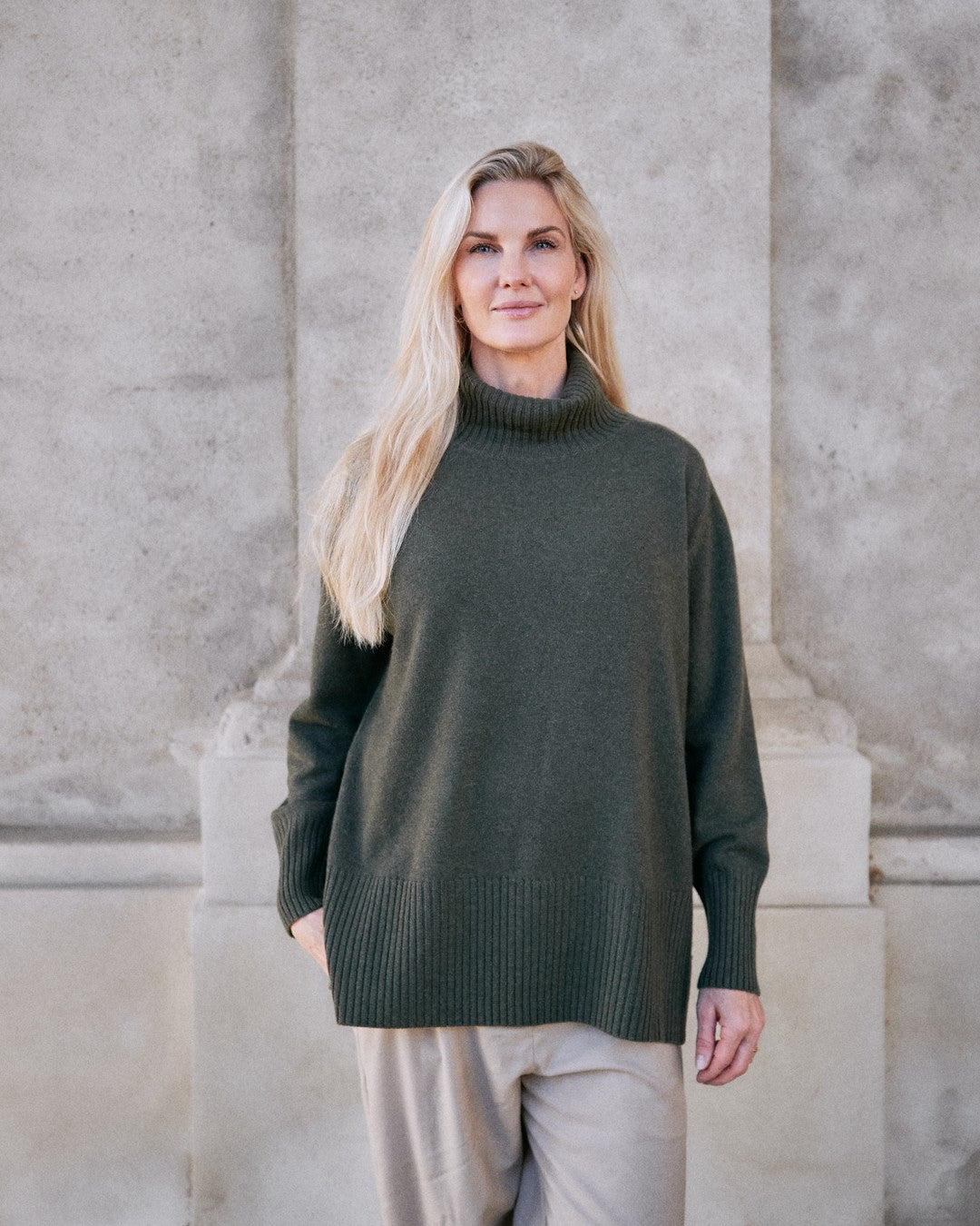 Model iført Dolgoon tunika i olive green mongolsk cashmere, set forfra