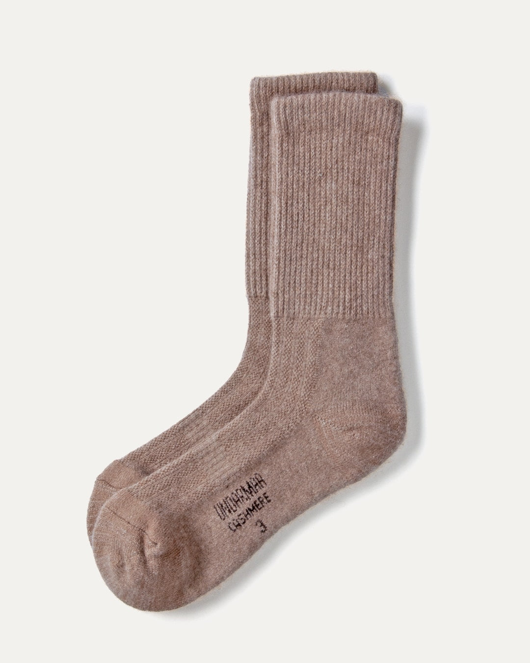 Dulaan sokker i cashmere, natural taupe, på lys baggrund
