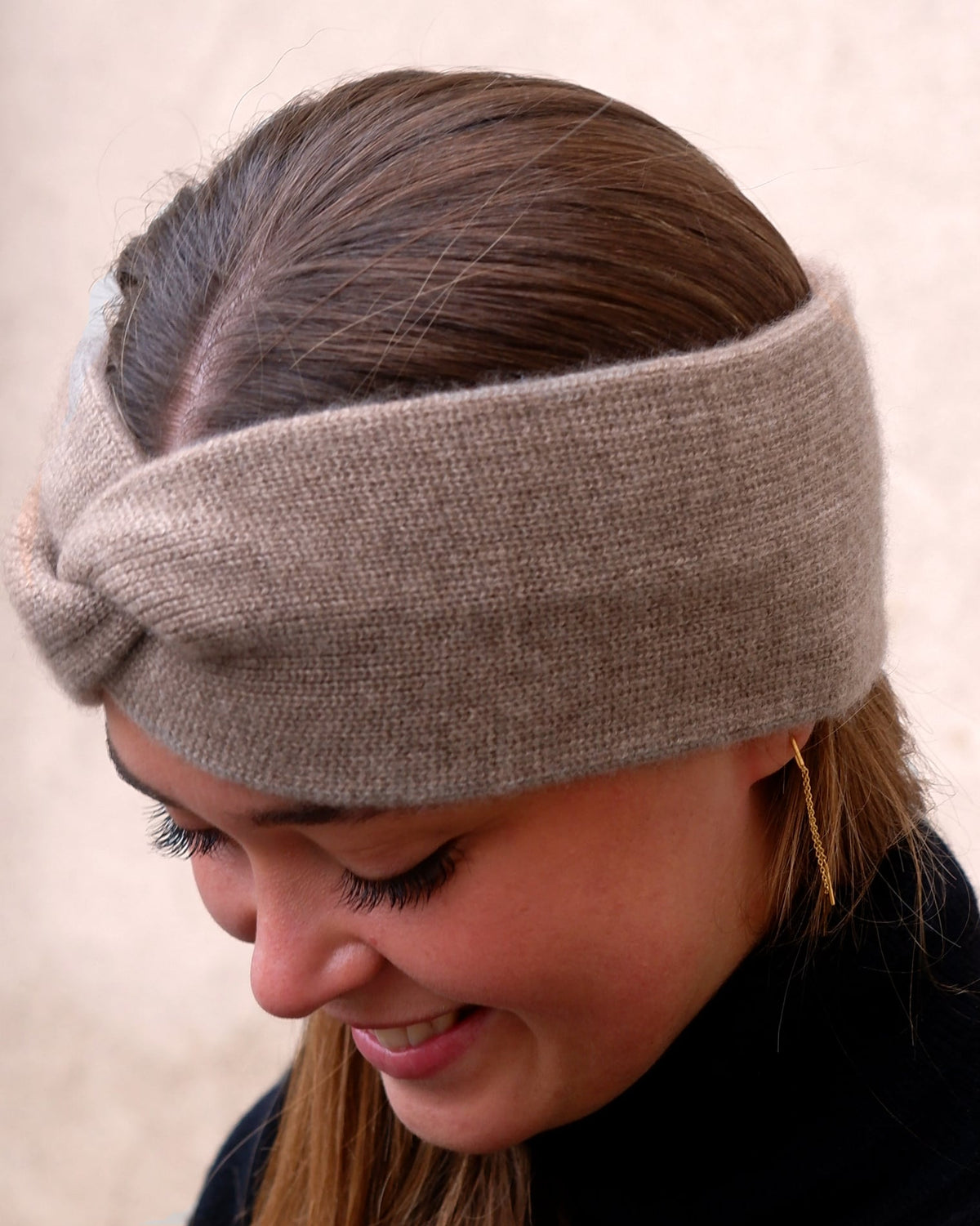 Nærbillede af strikket cashmere pandebånd i Natural taupe.
