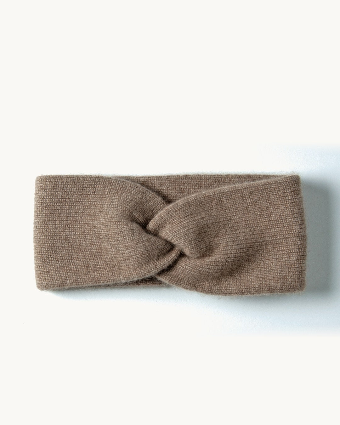 Goyol pandebånd i natural taupe, på lys baggrund