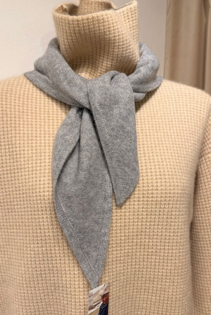 Trekantet cashmere tørklæde i farven Soft Grey.