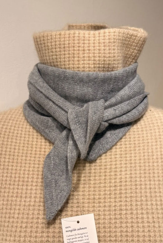 Trekantet cashmere tørklæde i farven Soft Grey på gine.