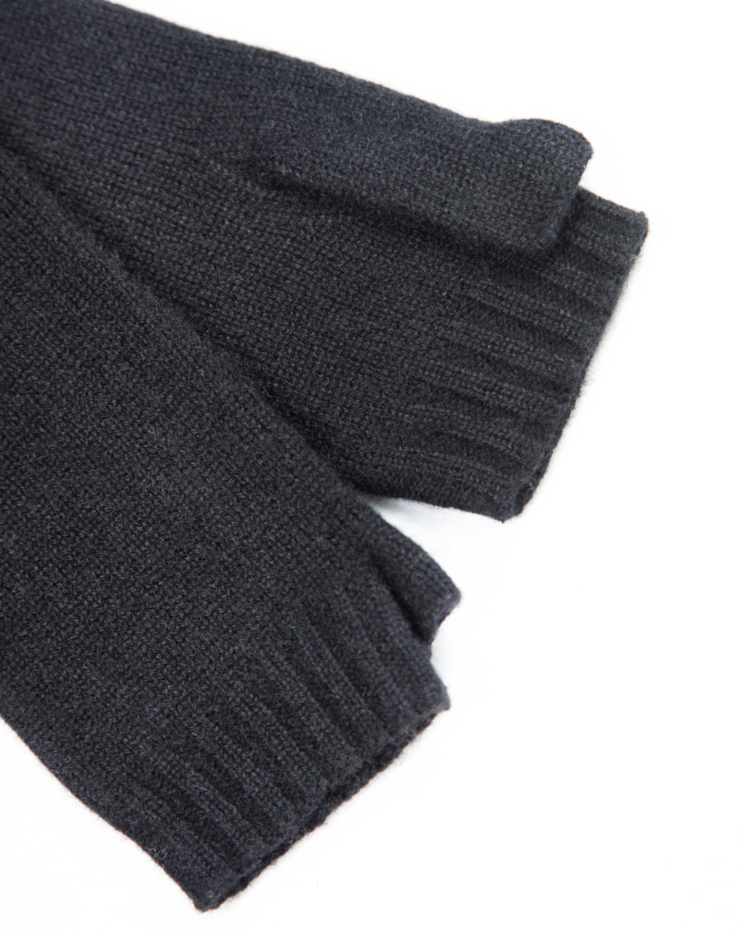 Nærbillede af de sorte cashmere håndledsvarmeres ribstrik.