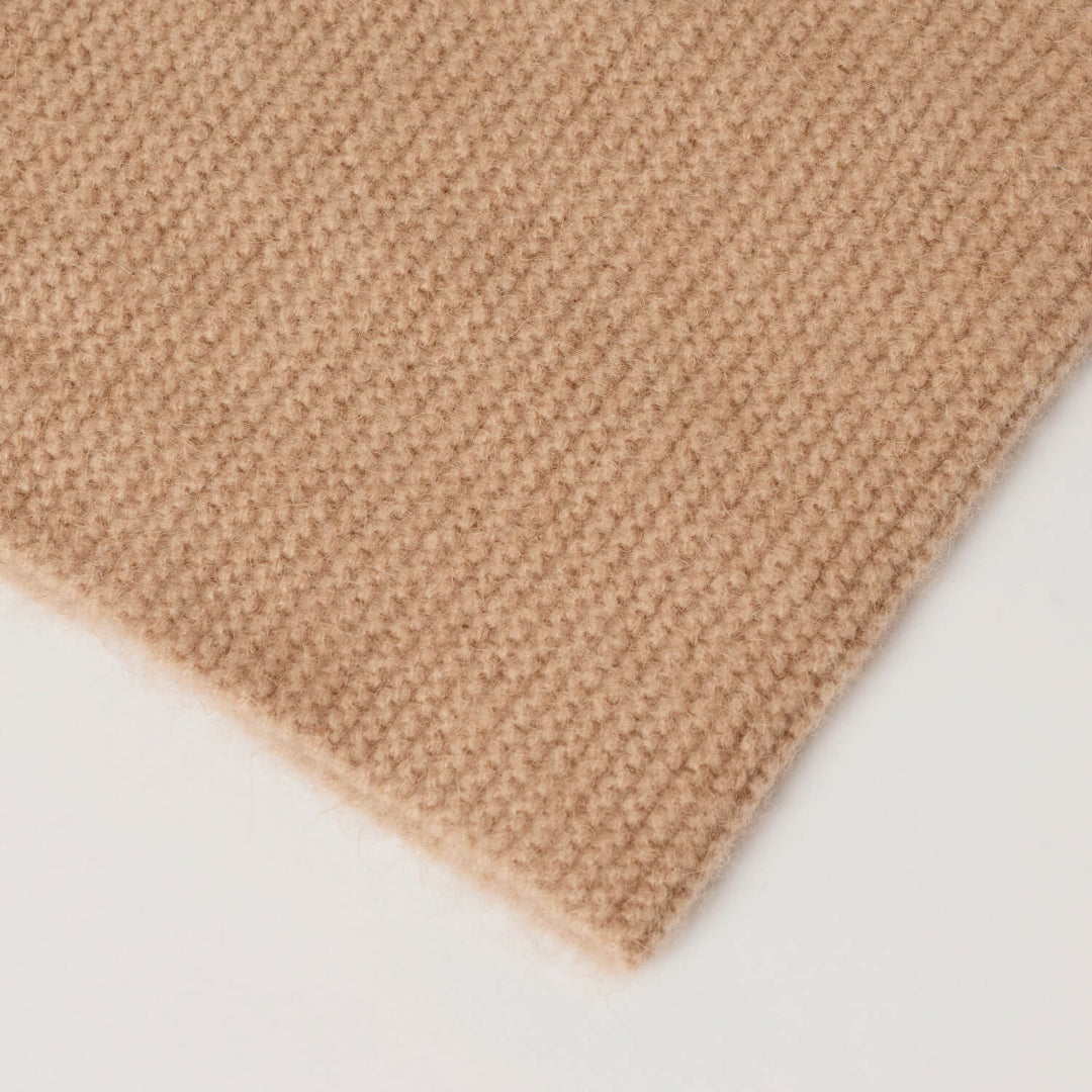 Nærbillede af kamelulds halsedisse, der viser den fine tekstur af kameluld.