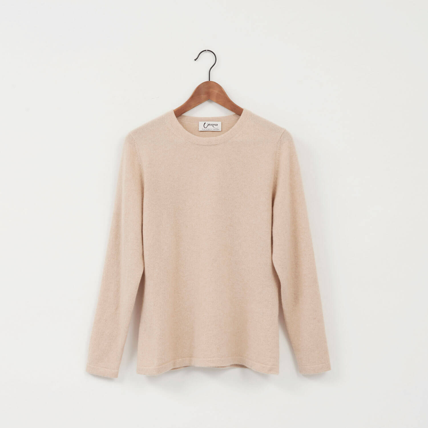 Afslappet stil med Undarmaa cashmere crewneck bluse, præsenteret i en lys beige farve.