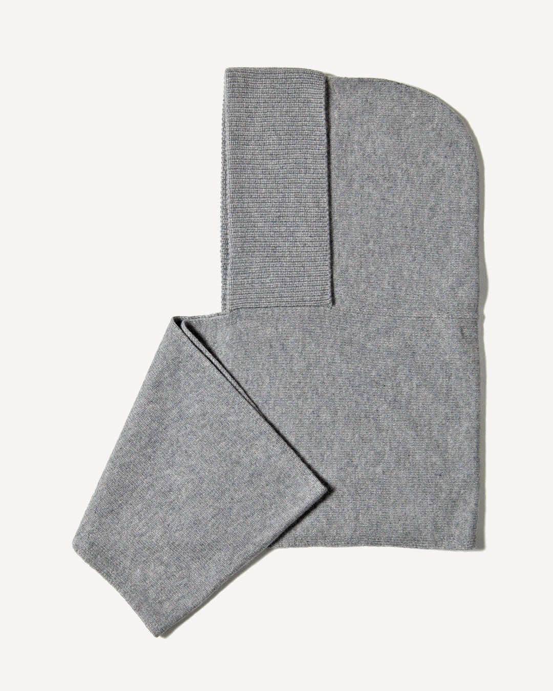 Munkh hood scarf i light grey, på lys baggrund