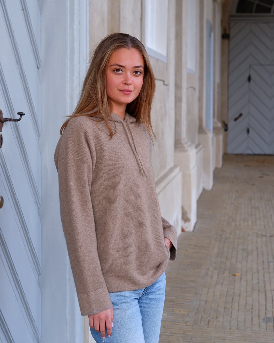 Kvinde iført Namuun hoodie i Natural taupe, profil.