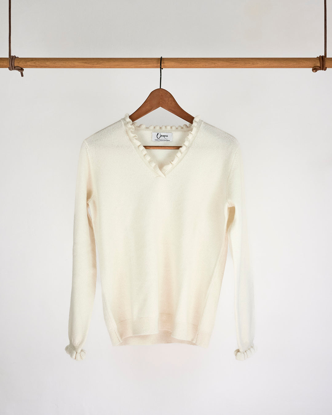 Oyu cashmere bluse i Natural white med flæsedetaljer ved halsudskæring på bøjle.