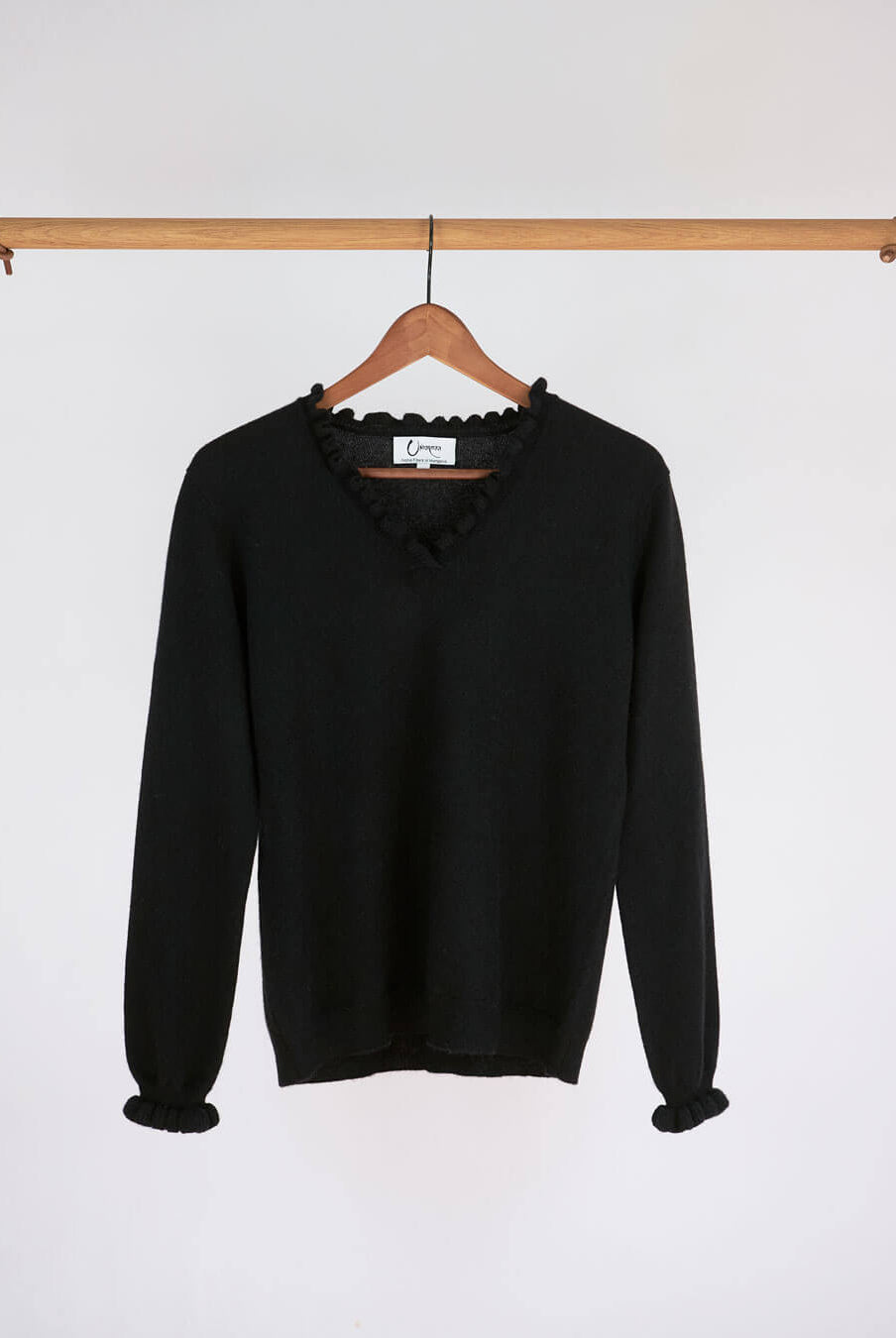 Oyu cashmere bluse i Black med flæsedetaljer ved halsudskæring på bøjle.