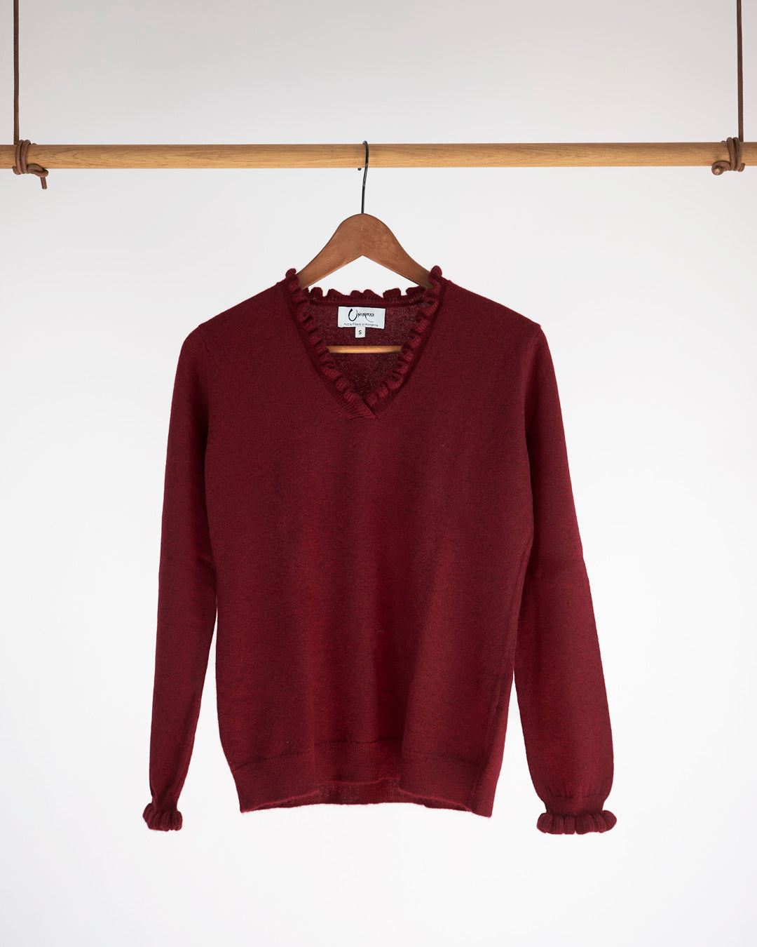 Oyu cashmere bluse i Bordeaux med flæsedetaljer ved halsudskæring på bøjle.