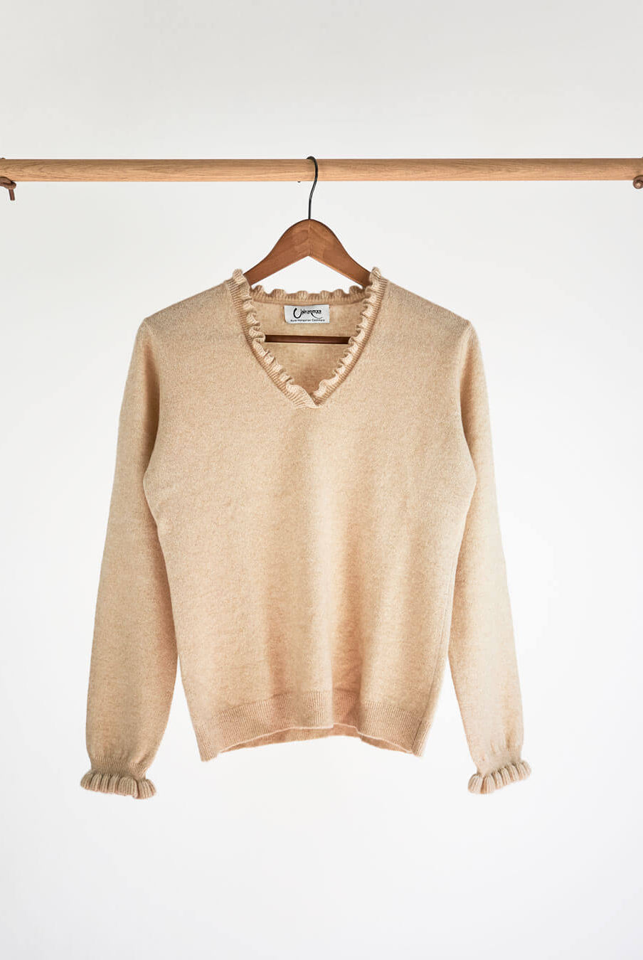 Cashmere bluse med flæsedetaljer ved halsudskæring, Natural Sand.
