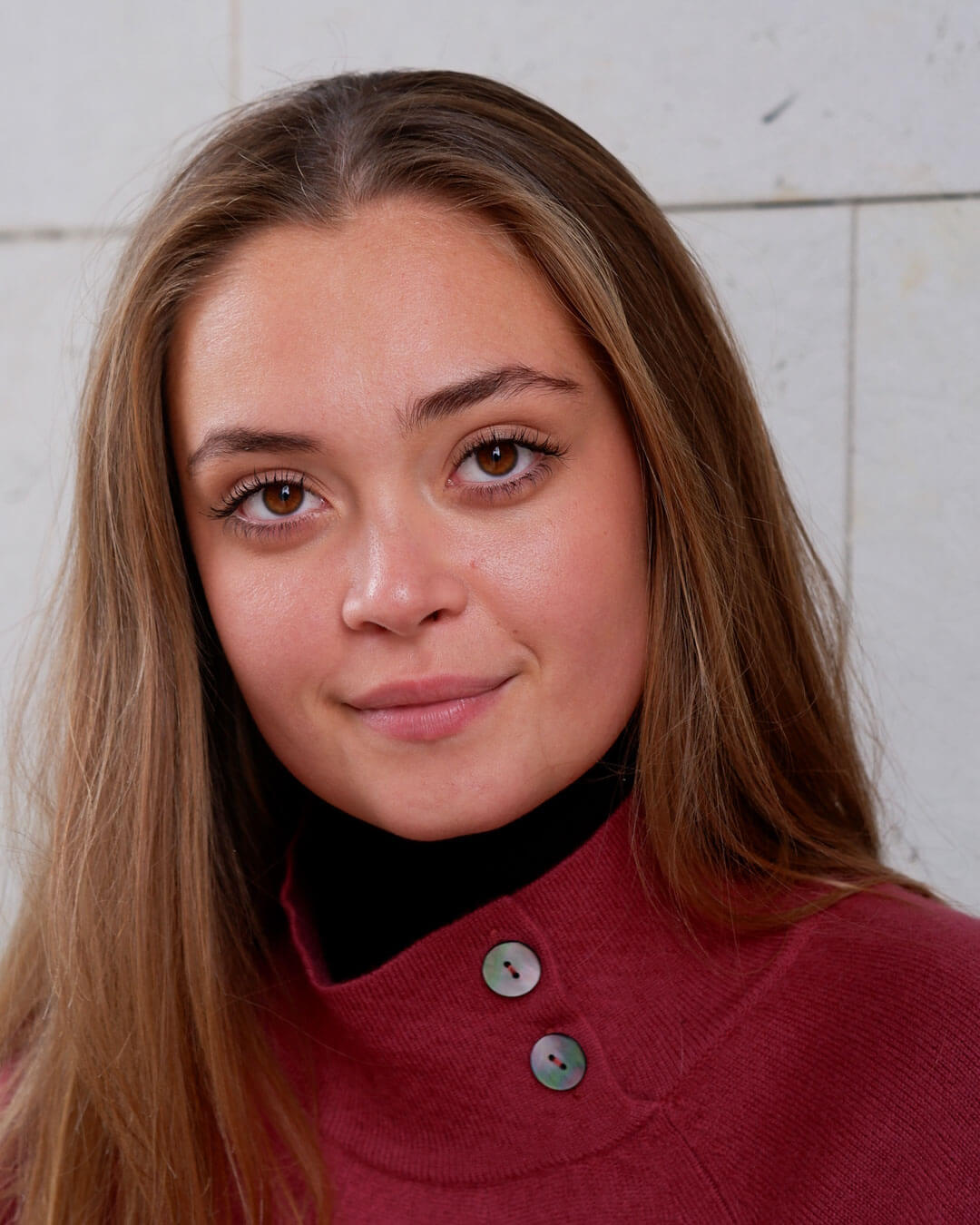 Cashmere poncho i pinot red med høj hals og knapper – 100 % mongolsk cashmere.