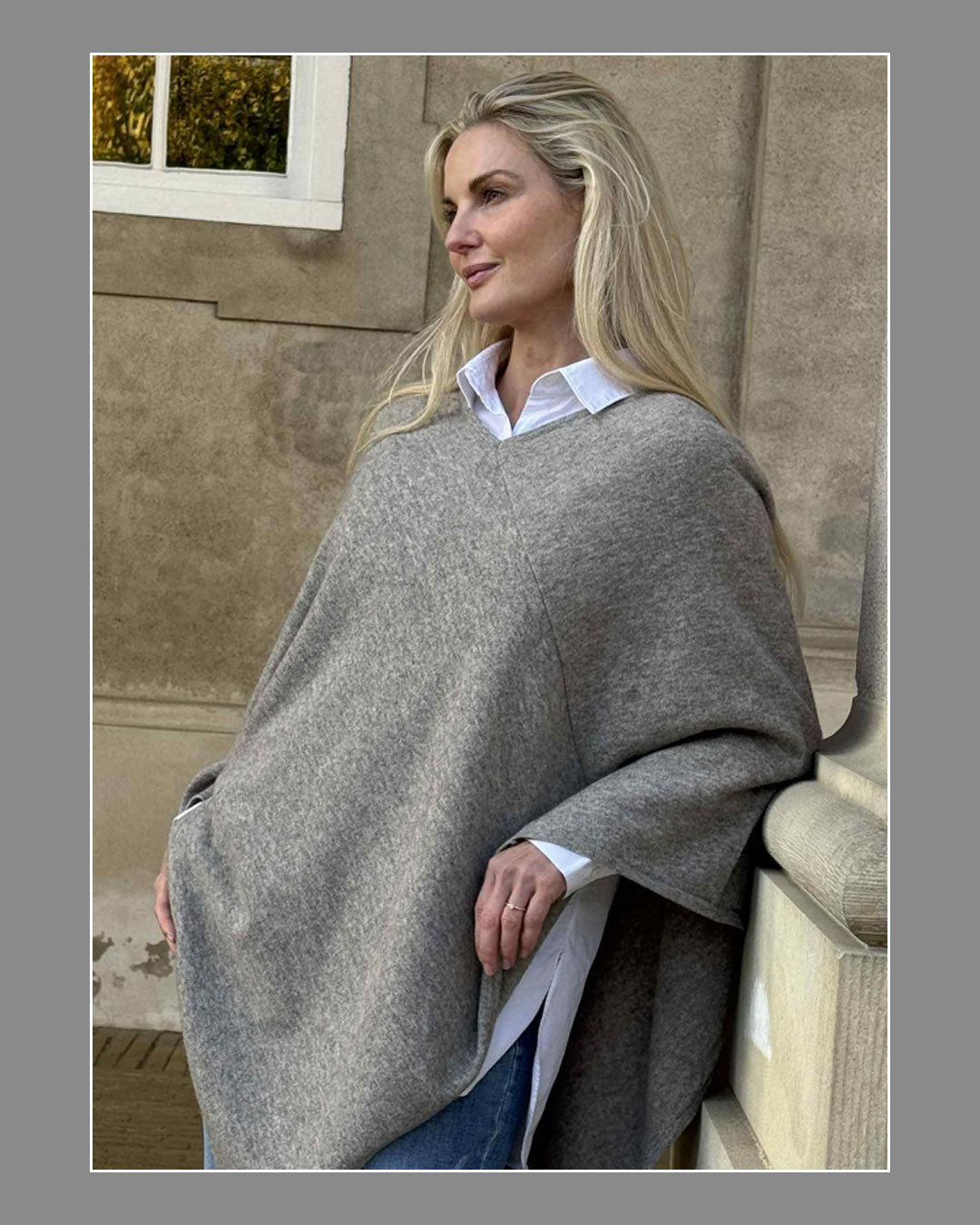 Khulan poncho i platingrå – klassisk med V-hals og smukt fald.