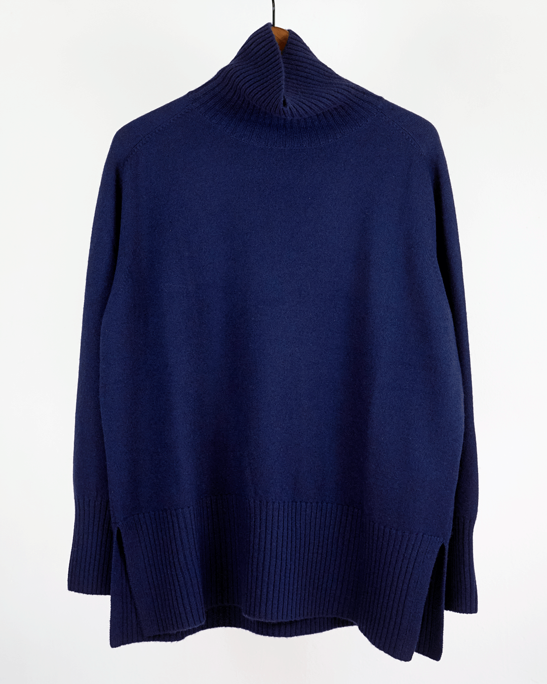 Klassisk cashmere sweater med sadelskuldre og løs pasform i dark navy på bøjle