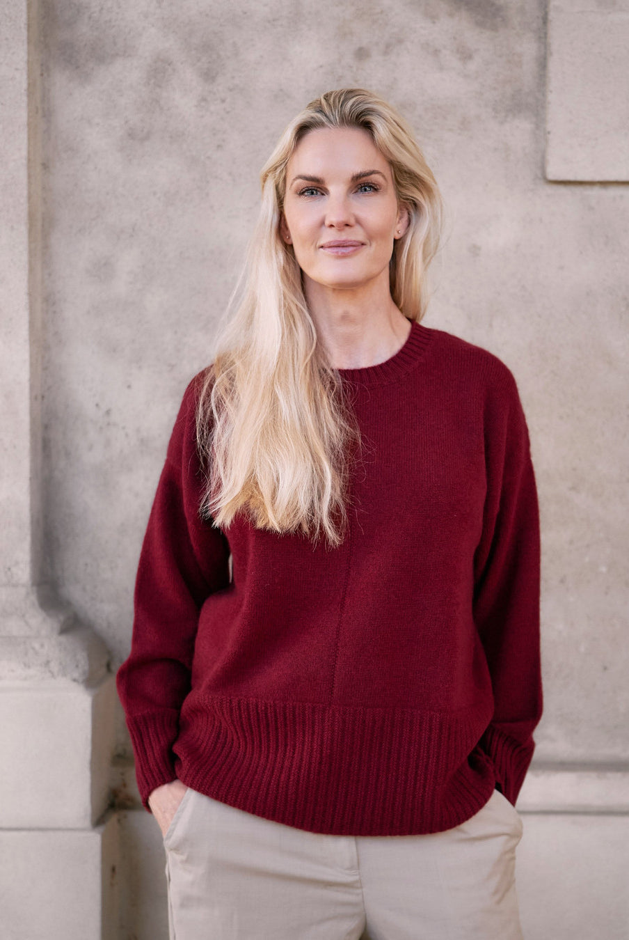 Model wearing a Saran sweater in burgundy Mongolian cashmere, viewed from the front
