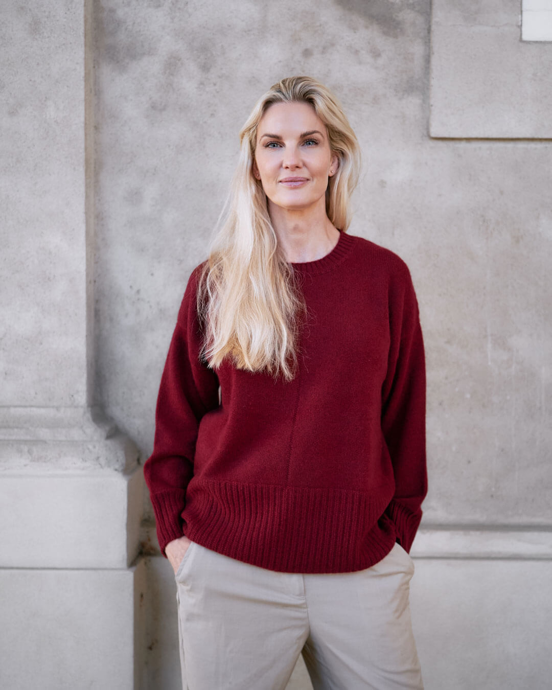 Model iført cashmere trøje med høj rib i Bordeaux