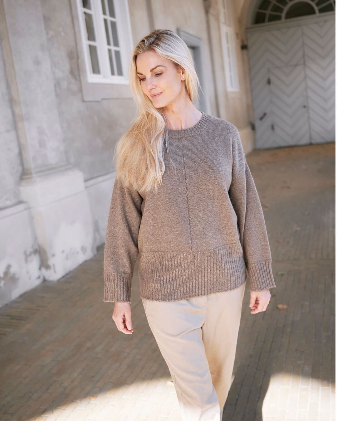 Model iført cashmere trøje med høj rib i Natural Taupe