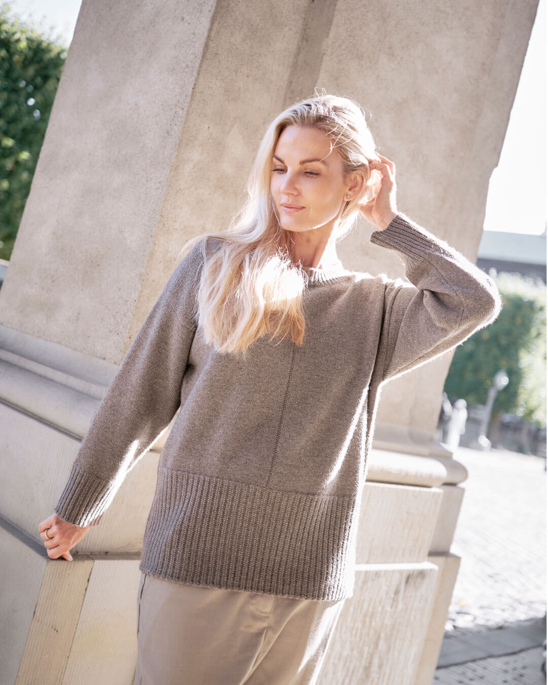 Modeli sollys med xashmere trøje med høj rib i Natural Taupe
