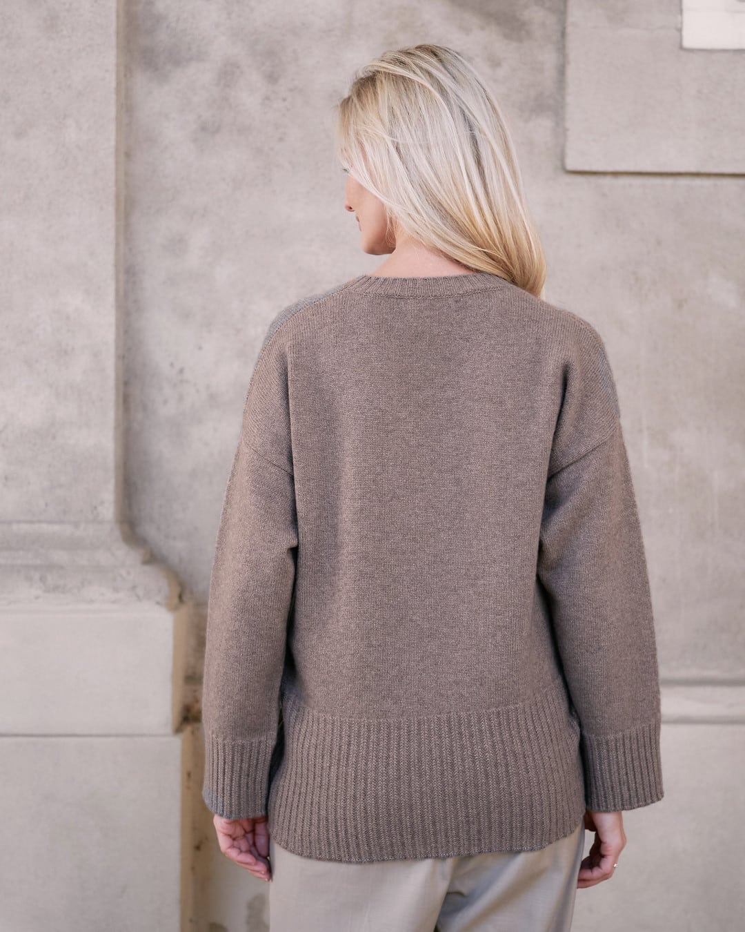 Saran cashmeretrøje i taupe set bagfra, med ribkant