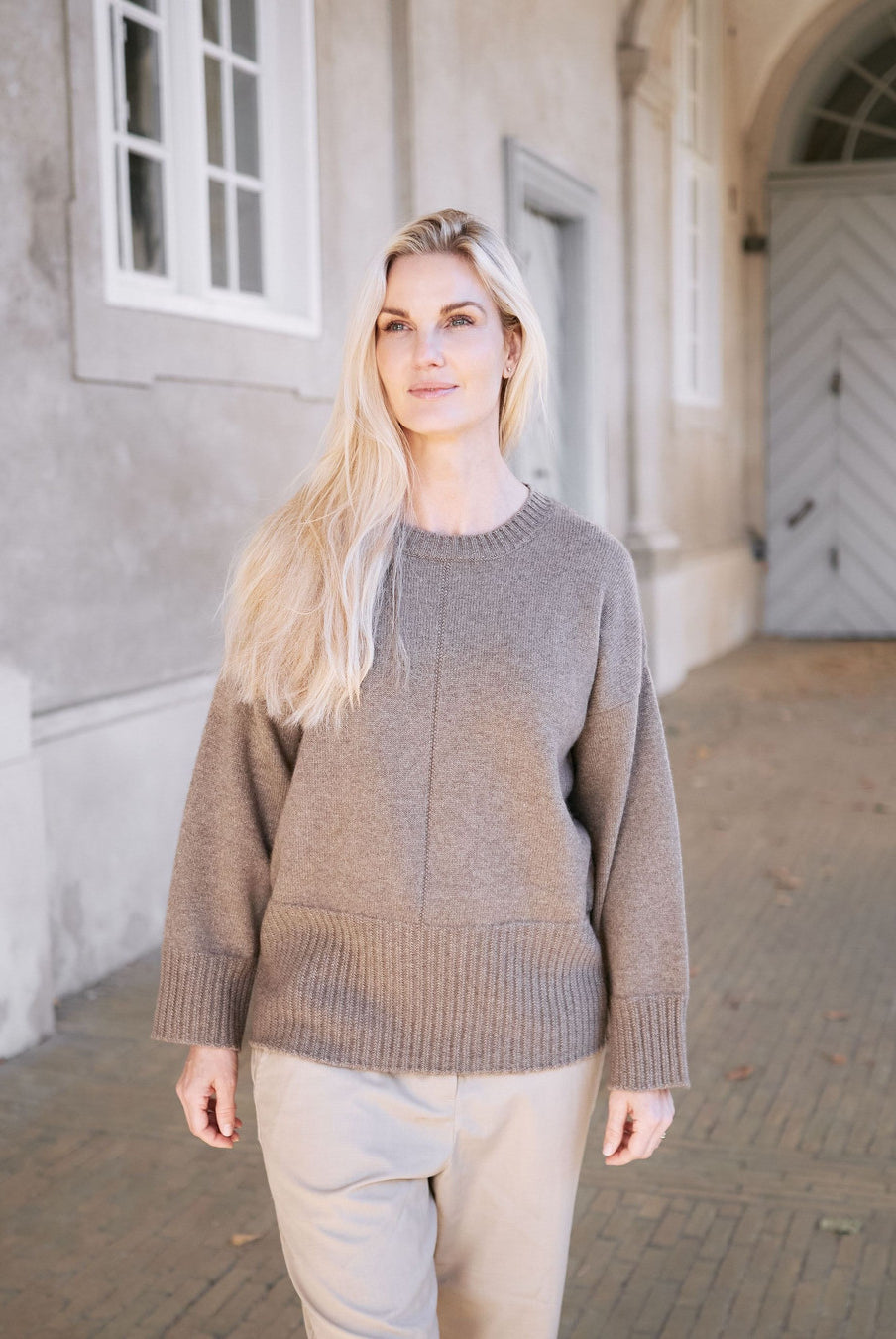 Model wearing a Saran sweater in taupe Mongolian cashmere, viewed from the front