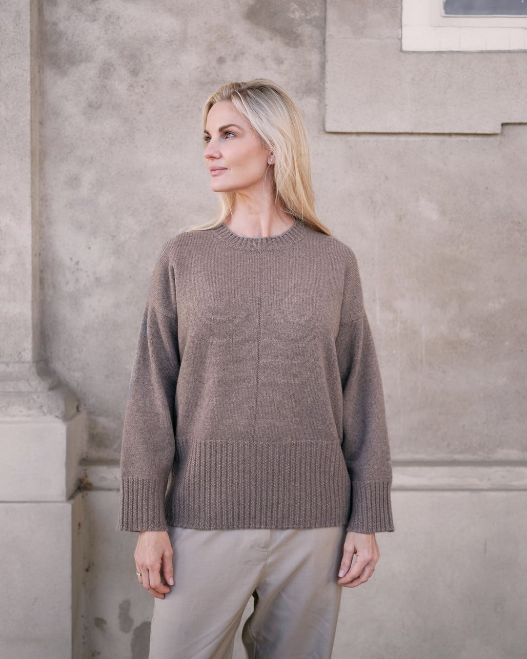 Saran cashmeretrøje i taupe, vist på model i let vinklet positur