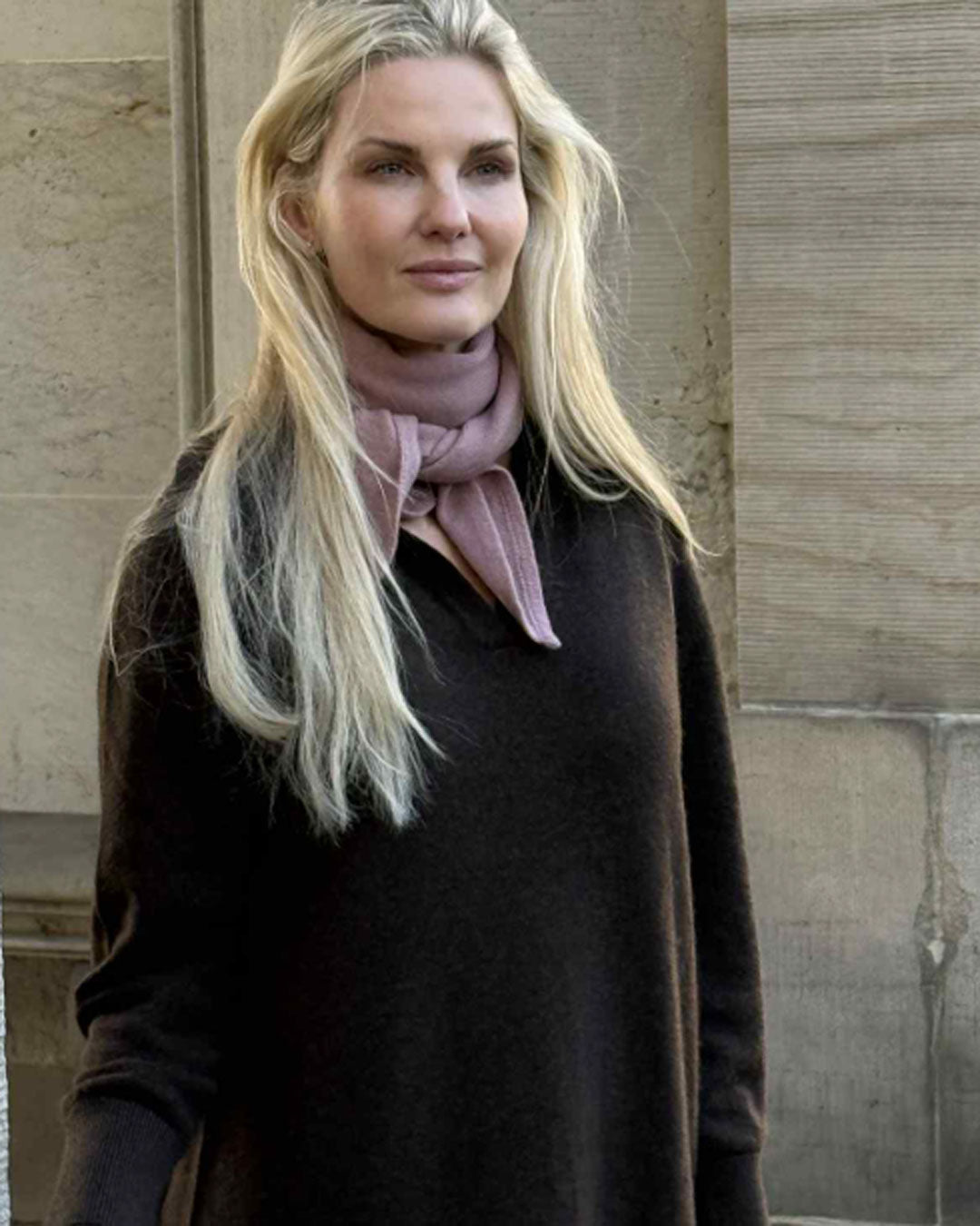 Lang yakuld kjole med V-udskæring – front.