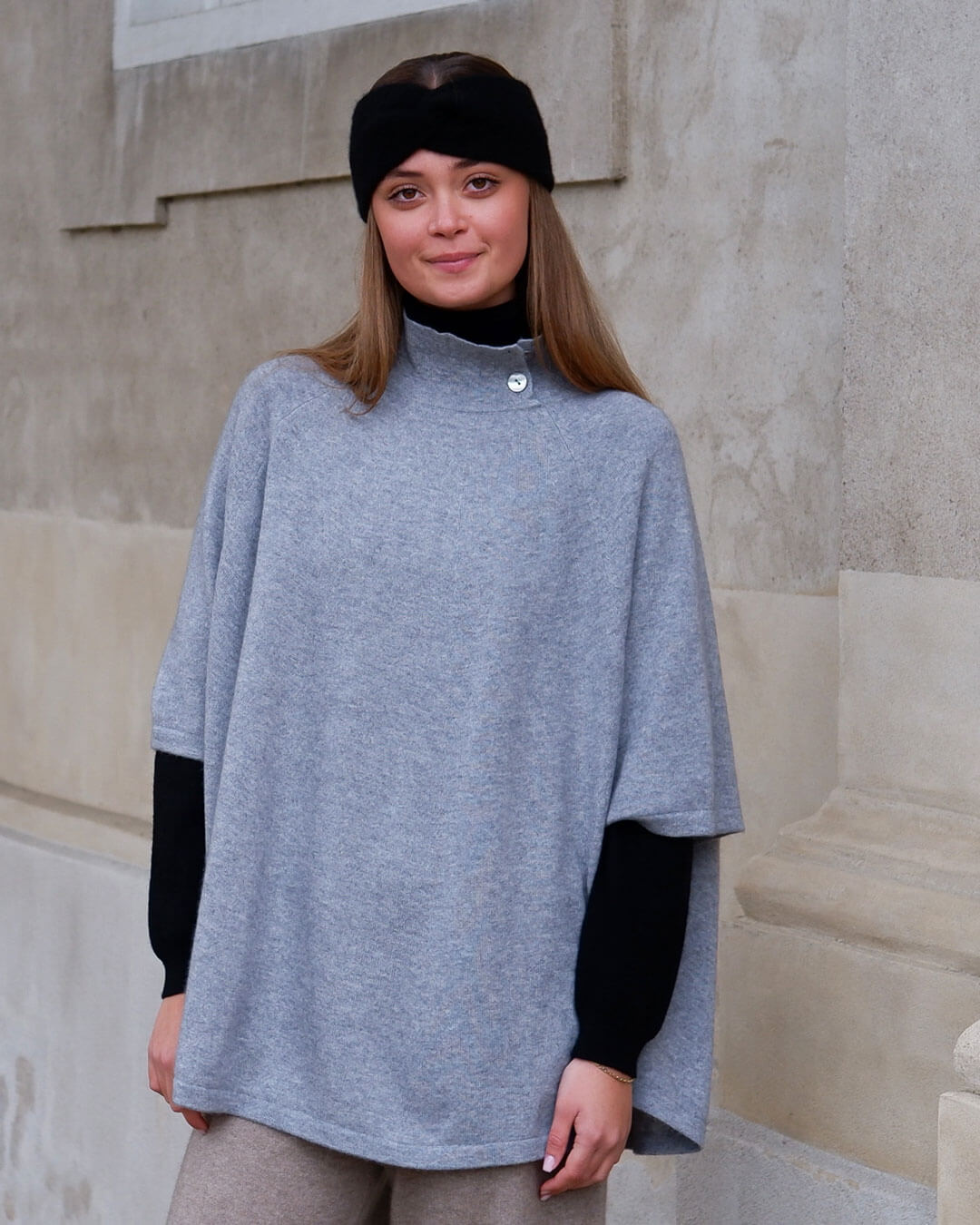Lys grå cashmere poncho med høj hals og knapper – 100 % mongolsk cashmere.