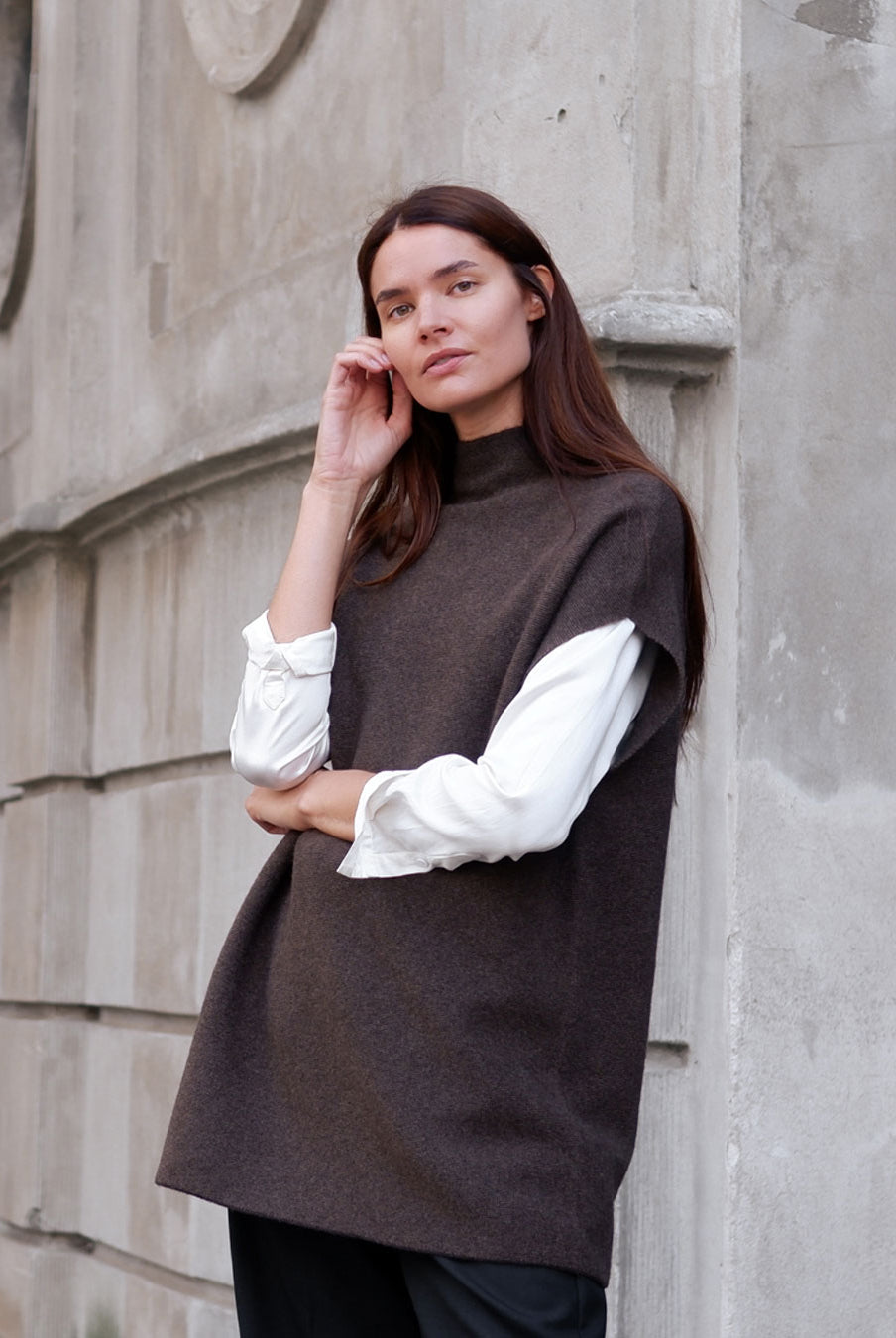 Model med yakuld vest over hvid bluse.