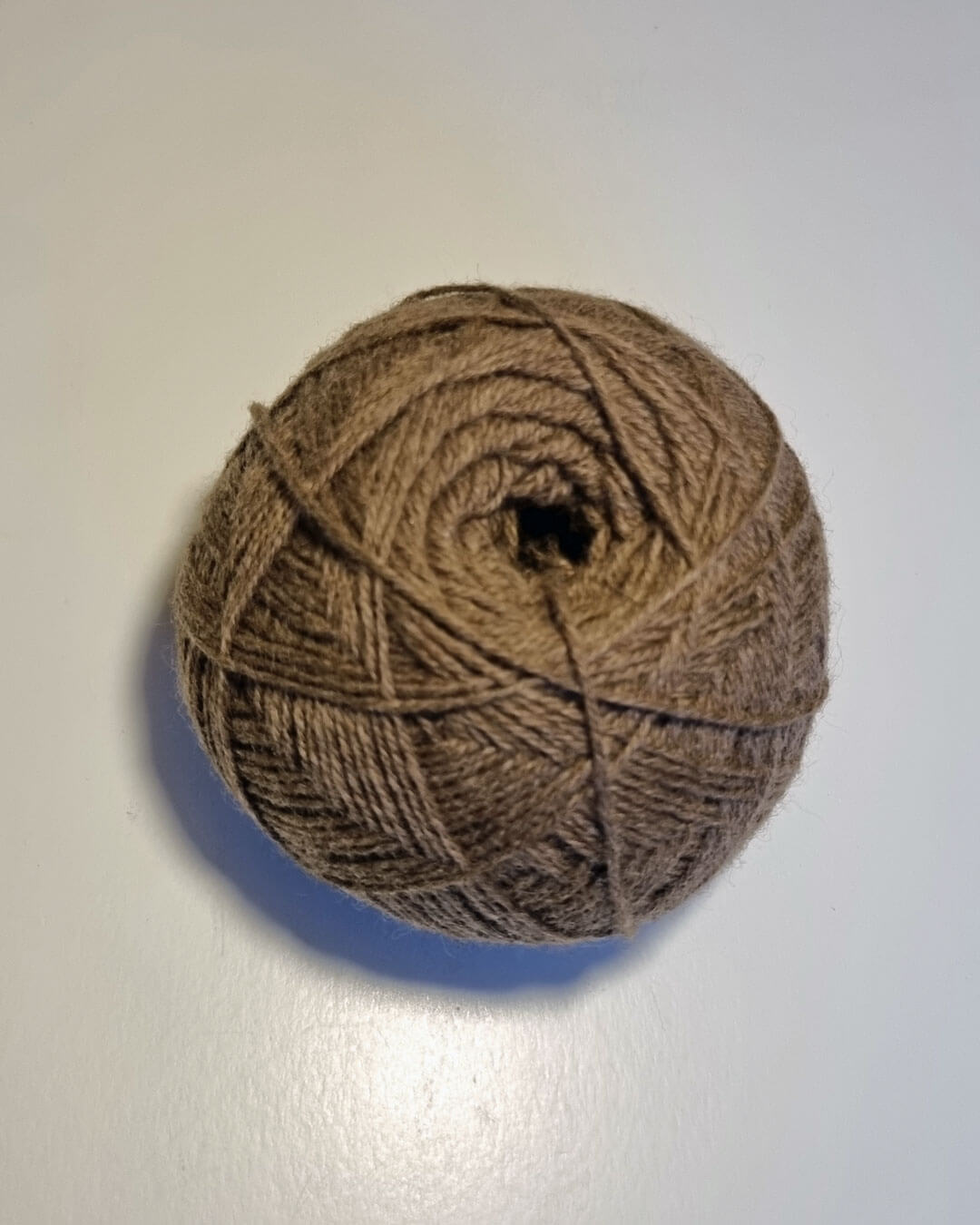 Nøgle Sor yakuld garn i farven yak mocha på hvid baggrund.