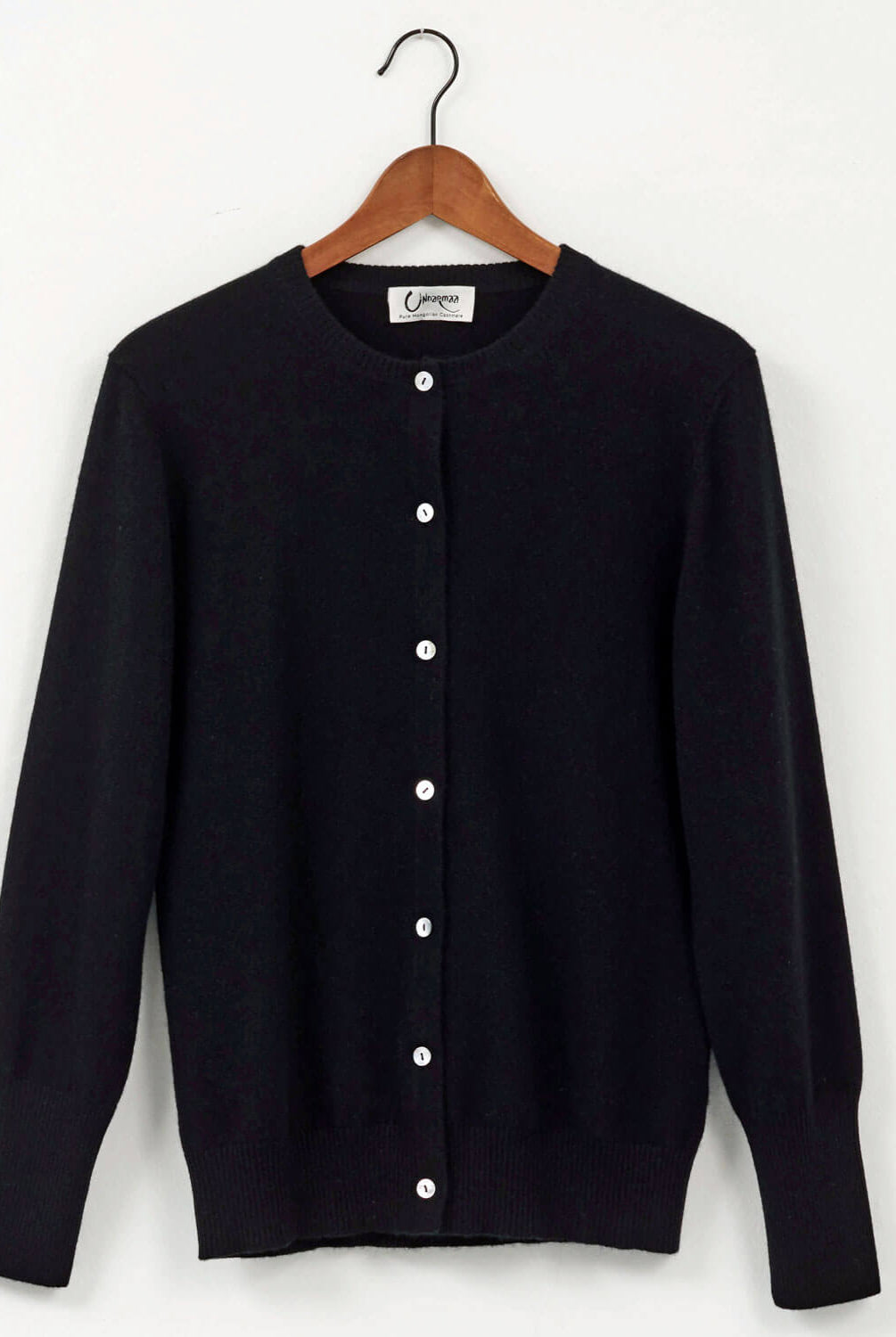 Nærbillede af sort cashmere cardigan med knapper