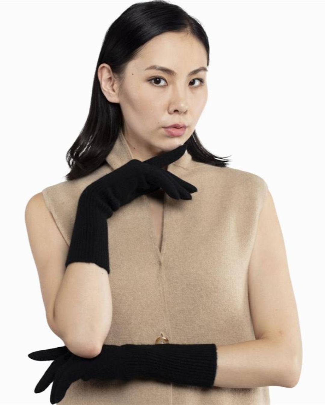 Elegante sorte cashmere handsker fra Undarmaa, perfekt til vinterbrug.